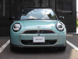 新しくなったMINIのフロントマスクです。六角形のヘキサゴンから八角形のオクタゴングリルに変更され、すっきりとした印象になりました。