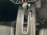 CVT車のセレクトレバーです。低速から高速まで、変速ショックのないスムーズな走りと、エンジン効率のよい領域を維持して燃費にも貢献します。サイドブレーキはスイッチ操作の電子制御パーキングブレーキです。