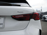 逆L字型の特徴的なテールランプが、後のドライバーへBMWを印象付けます。