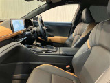 展示車は自社専門工場にて商品化を行っています。外装から内装はもちろん、エンジンルームの隅々までキレイに清掃してます。ぜひ一度ご覧下さい。