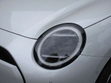 新しくなったヘッドライトです。従来の丸目のライトに2本のLEDが加わり、新しくなったMINIのフロントマスクを印象付けます