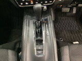 CVT車のセレクトレバーです。低速から高速まで、変速ショックのないスムーズな走りと、エンジン効率のよい領域を維持して燃費にも貢献します。サイドブレーキはスイッチ操作の電子制御パーキングブレーキです。