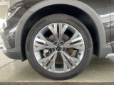 245/45R18タイヤにAdvance専用アルミホイールを装着。