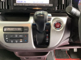 CVT車のセレクトレバーです。低速から高速まで、変速ショックのないスムーズな走りを実現するとともに、エンジン効率のよい領域を維持することで燃費にも貢献します。