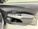 【運転席ドア】ボトルホルダーや収納ポケットが付いているので運転席周りもスッキリ保てます★