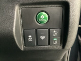 Hondaセンシング用の、VSA(ABS+TCS+横滑り抑制)解除とレーンキープアシストシステムのメインスイッチなどはハンドルの右側に装備しています。燃費に役立つECONボタンもここです。