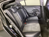 リアシートは足元も広く、長距離運転になってもゆったりとできるようにアームレストがついてます。