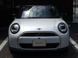 新しくなったMINIのフロントマスクです。六角形のヘキサゴンから八角形のオクタゴングリルに変更され、すっきりとした印象になりました。