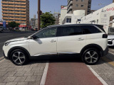 Aピラーからルーフライン、そしてドアシル下部を縁取るクロームライン