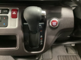 CVT車のセレクトレバーです。低速から高速まで、変速ショックのないスムーズな走りを実現するとともに、エンジン効率のよい領域を維持することで燃費にも貢献します。