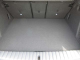 トランクルームは、スペース的にも十分な広さではないでしょうか。後部座席のシートを倒す事もできますので、大きい荷物の収納も可能です。