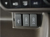 使いやすい場所にUSB充電端子を2か所装備。2.5A対応です、ここ重要!