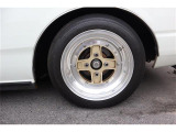 外品14インチAWです。タイヤの山は車検には通るようですがいずれ交換が必要になります。