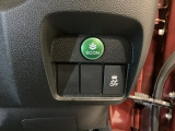 VSA装備車です。VSAはドライバーの操作と車の動きを見守っています。もし車の挙動が乱れたとき、4輪別々にブレーキをかけたり、エンジンパワーをしぼることによって車を安定させます。