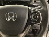 ハンドルにHondaセンシング系のクルーズコントロールやレーンキープアシストなどのスイッチが装備されています。ハンドルから手を離さず安全に操作できます。