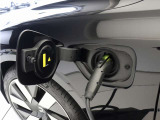 専用コードを接続するだけで簡単に充電が行えます。プラグインハイブリッドモデルT6 AWD PHEVは、走行中の充電のほか、自宅などに設置された充電機器からの充電が可能です。