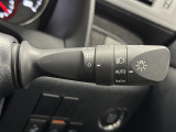【AHS:アダプティブハイビームシステム】先行車や対向車を避けて前方を照射。周囲のクルマにまぶしい思いをさせないだけでなく、ハイビームを保持したまま走行できる頻度が上がり、夜間でも優れた視認性を確保。