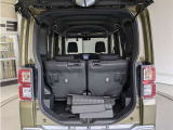 とても広々、大きな開口部の荷室スペースですね。 開口部広々だから、大きな荷物も楽々収納出来ちゃいますね。 荷物スペースは広いほうがいいですよね。