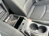 運転席と助手席の間にはドリンクホルダーと小物入れが!必要な時にさっと取り出せます◎