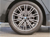 【BMWアロイホイル】軽量かつ強度に拘ったアロイホイル。走行性能ポテンシャルを引き出す設計。車の足元を引き締めてくれる大きなポイントはアロイホイルです。