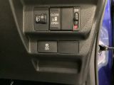 ハンドルの右側にはヘッドライトレベライザーとVSA(ABS+TCS+横滑り抑制)の解除スイッチがついています。ヘッドライトレベライザーは道路状況や積荷の加重に応じてライトの高さを調節できます。