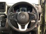 運転にかかわる様々な操作を安全に行えるように視点移動が少なく操作性に配慮されたスイッチ類が凝縮されたコクピットです。