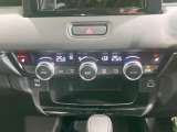 【左右独立型フルオートエアコン】運転席と助手席でそれぞれお好みの温度に設定可能。同乗者にも配慮した、快適な空調をお届け致します。