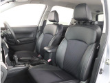 長時間の運転も疲れにくいフロントシート!体をしっかり支えてくれて運転がしやすい形状です!