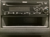 純正CDチューナーにはAUX入力端子がついてますので外部入力から音楽などを楽しめます。その下には1DIN分の小物入れがついています。CDケースなどを入れるのに便利です。