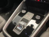 指先で操作できる新形状のシフトスイッチを導入することで、すっきりと使いやすいセンターコンソールを実現しました。