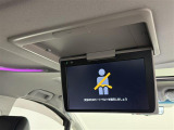 【12.1型フリップダウンモニター】12.1型、純正後席フリップダウンモニターを装備。家族や仲間との長距離ドライブも、このモニターがあればさらに盛り上がりますね!