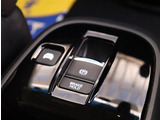 『1台』のお車に対して、3名体制で日々議論を重ね仕入れを行っております。