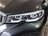 【LEDヘッドライト】先進のLEDテクノロジーを採用。放射される白色光の周波特性は太陽光に近く、バイキセノン・ヘッドライトを上回るコントラストで更に明るく輝きます!
