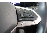 ハンドルは前後、上下で調節することができ、運転される方の好みに合わせて動かすことができます。ハンドルリモコンもついておりますので、運転したままでもオーディオ類を操作できます。