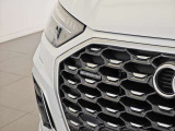 シングルフレームグリルにはアウディのフルタイム四輪駆動技術「quattro」搭載車のみバッジがついています。