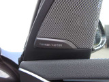 Harman/kardon製 HiFiラウドスピーカー搭載。スピーカーが高音域、中音域、低音域と別々に用意されており、様々な音楽ジャンルに合う音質を提供します。