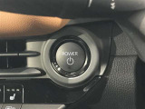 エンジンスタートスイッチです。キーが車内にあれば、エンジンの始動や停止はスイッチを押すだけ!キーを取り出す手間を省き、ワンプッシュで操作できるので簡単でスムーズです。