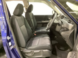 女性でも運転がしやすいように、シートの高さ調整機能(シートリフター)がついています。広い足元にゆったり座れるシートには肘掛も装備しており長距離の運転でも疲れにくいシートです。