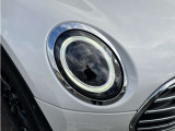 LEDヘッドライト&フロントフォグランプ。キセノンライトに比べて明るさと照射範囲が向上し、消費電力も低減のため省燃費にに貢献。周囲のリング部分はデイライトとして日中ヘッドライトOFF時も点灯します。