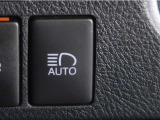 オートマチックハイビームとは、先行車や対向車のライトを認識し、ハイビームとロービームを自動で切り替える機能です。夜道の視界を確保します。詳細は販売店スタッフまでおたずねください。