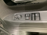 電動格納付きパワーミラーの操作スイッチがついています。左右のサイドミラーの角度調節も微調整ができて便利です。パワーウインドウは運転席でドア4枚とも上下の操作ができるようになっています。