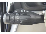 ヘッドライトスイッチは左側のウインカーレバーに装備されます。