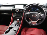 本革シートやアルミペダル、本革巻き3本スポークステアリングや運転する楽しさを高めるパドルシフトが採用されたスポーティなインテリアです。