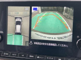 アラウンドモニター、上空から見下ろしているかのような映像をディスプレイに映し出し、スムースな駐車をサポートします。さらに、人や自転車など周囲に動くものがいる場合には、表示とブザーで注意を促します。
