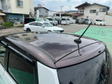 目立つキズ凹み等はありませんが、中古車という商品の特性ルーフには子キズや塗装しみがあります