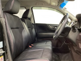 広い足元に肘掛けもついたゆったり座れるシートです。運転席と助手席の足元が空いているため、助手席側への移動がスムーズです。交通量の多い道でも、助手席側から乗り降りができます。