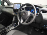 運転席の様子です。運転中も手元でオーディオなどの操作ができるステアリングスイッチ付きです。