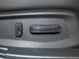 パワーシート装備車です。電動でシートが動きます、高級感がありとても便利な機能です!