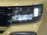 【LEDヘッドライト】悪天候や夜間走行時も良好な視界を確保し安心して運転できる高輝度LEDヘッドライトを装備!点灯速度が早く、消費電力も抑えられています。