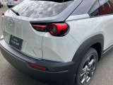 【ブラインド・スポット・モニタリング】隣車線を後方もしくは側方から接近する車両を検知してドアミラーに表示。その状態でのウインカー操作の際には警報音で危険をお知らせ。駐車場からバックで出庫の際にも活躍